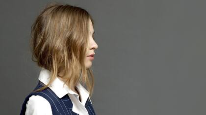 El estilismo de la temporada indica que el pelo largo se lleva adentro de la camisa, con algunas mechas sueltas para darle modernidad