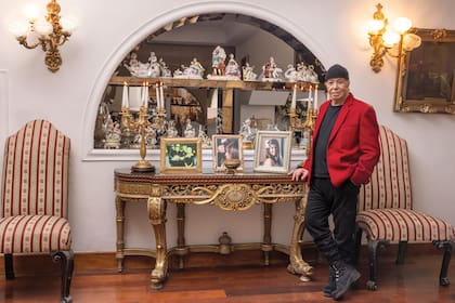 El estilista “custodiado” por su valiosa colección de figurillas de porcelana alemanas.