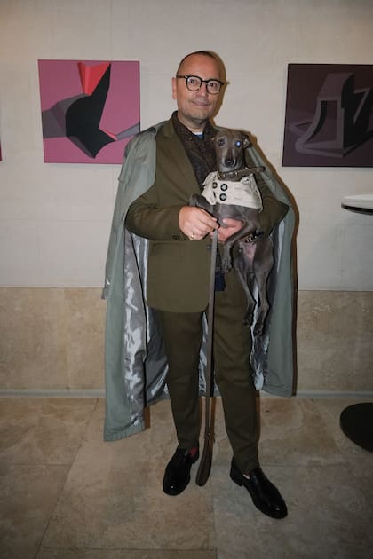 El estilista Fabián Medina Flores y su perro, Hannibal