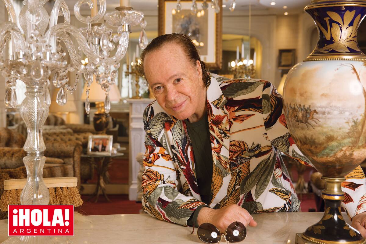 El estilista Miguel Romano posa con su saco favorito de Moschino en su maison de Palermo.