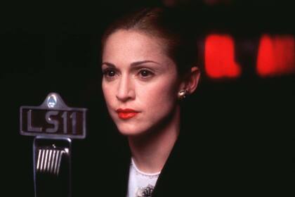 El estilo de Eva Perón, llevado a la pantalla grande internacional por Madonna en 1996, desató un revival de la moda los años ´50 y para ella significó el volver a verse como una mujer "respetable" para la prensa hastiada de sus provocaciones