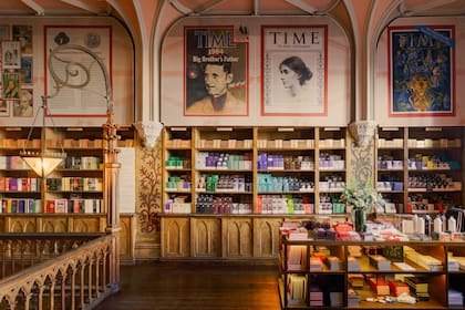 El estilo de la librería favorece los espacio de encuentro y amplia el interés bibliófilo a la cultura en general