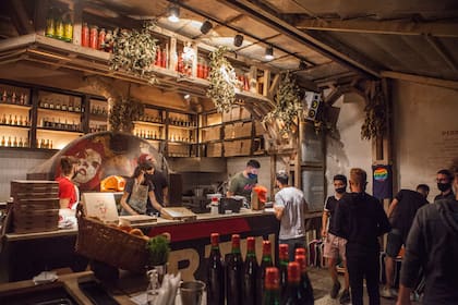 El estilo descontracturado de esta pizzería de garage, como la llaman, define los locales del Bajo Belgrano, Saavedra y el más flamante de Villa Devoto.