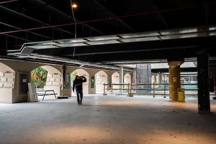 El estilo industrial con tuberías a la vista define los pasillos interiores