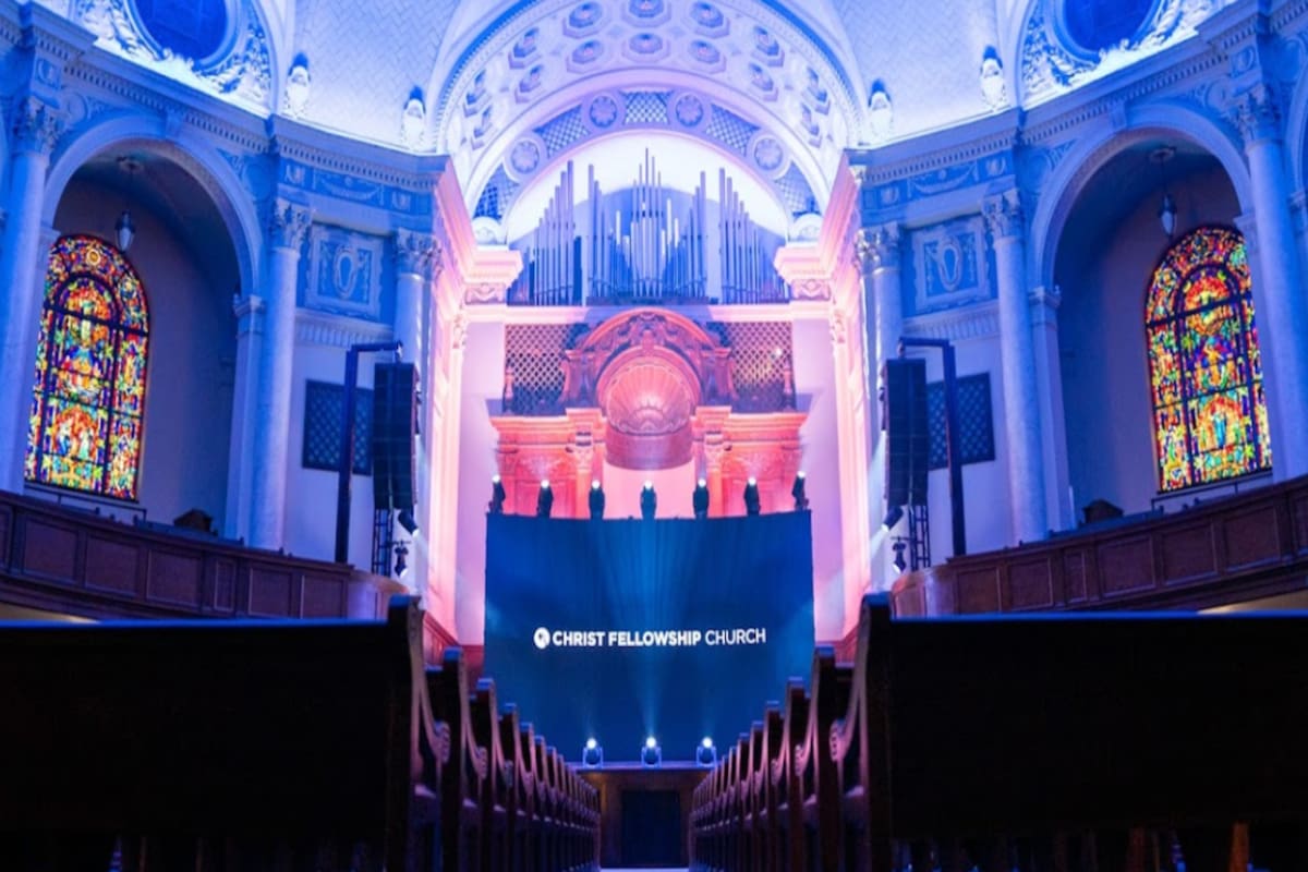 El estilo neoclásico de la iglesia refleja la influencia de la arquitectura europea