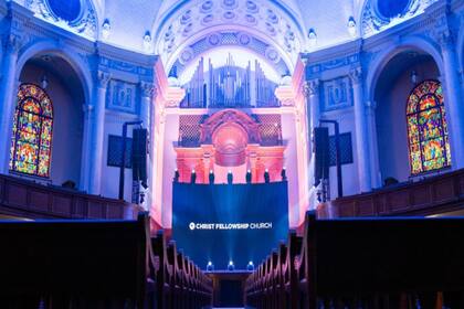 El estilo neoclásico de la iglesia refleja la influencia de la arquitectura europea