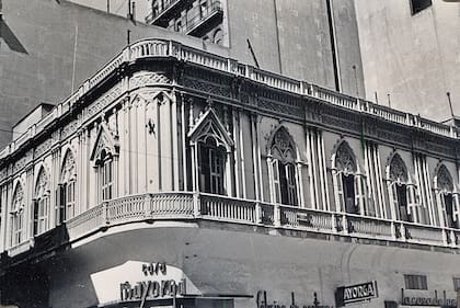 El estilo neogótico veneciano del palacete se deja ver aún, bastante modificado, en la planta alta del edificio.