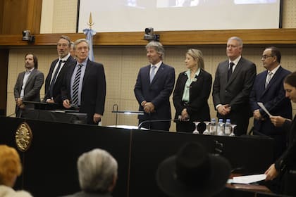 El estrado, durante la jura de los nuevos camaristas. De izquierda a derecha: Santiago Viola, Horacio Rosatti (tapado), Mariano Llorens, Eduardo Farah, Juan Bautista Mahiques, Alejandra Monteoliva y los que juraban: Pablo Yadarola y Pablo Bertuzzi