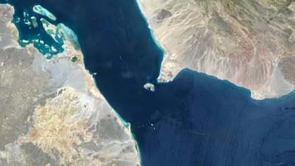 El estrecho de Bab el-Mandeb tiene unos 36 km de ancho y conecta el mar Rojo con el golfo de Adén