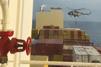 El estrecho de Ormuz, situado entre Irán y Omán y que conecta el golfo de Omán con el de Pérsico, juega un papel clave en la economía internacional, especialmente en lo relativo a la exportación de petróleo y gas desde Oriente Próximo, por lo que su cierre, sea parcial o total, podría tener un gran impacto a nivel mundial.