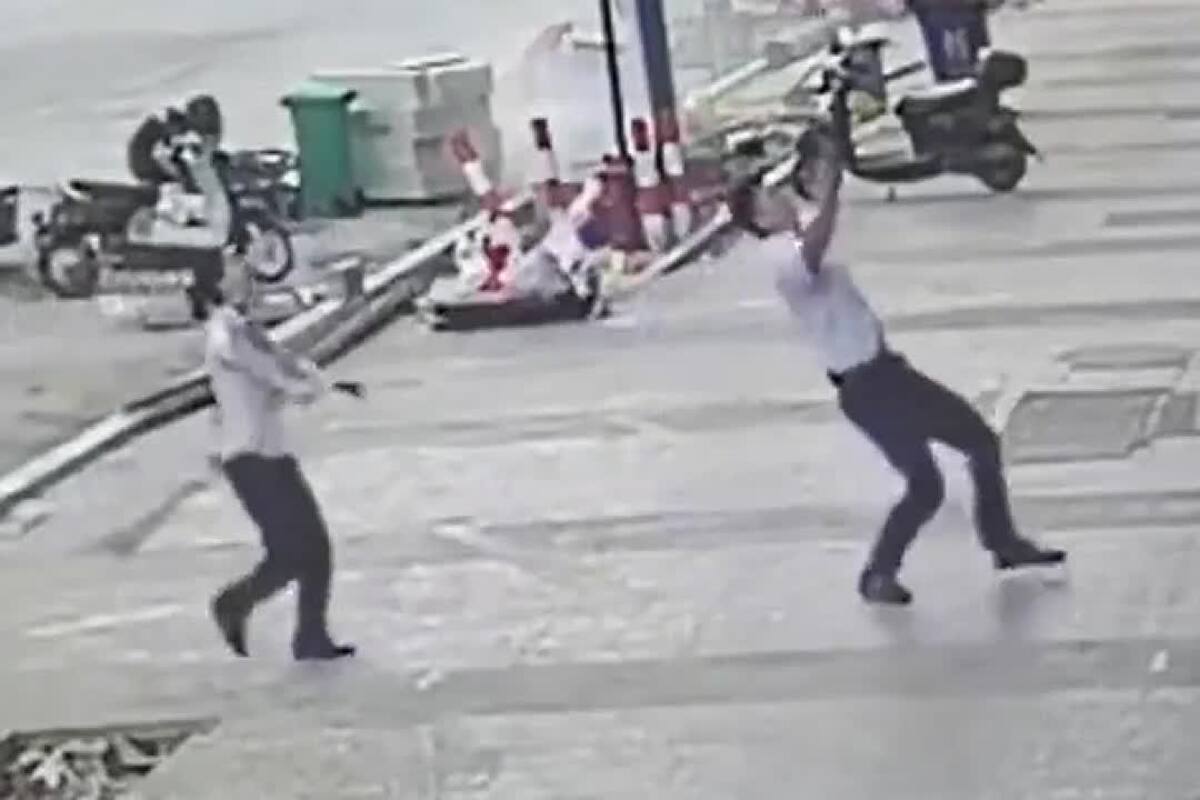 El estremecedor momento en el que un hombre de 31 años salva de una niña de dos de morir tras caer de un quinto piso en China