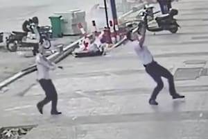 El estremecedor momento en el que un hombre de 31 años salva de una niña de dos de morir tras caer de un quinto piso en China