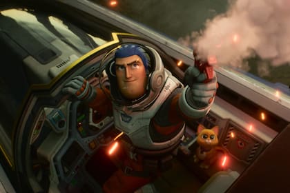 El estreno de la película Lightyear, la nueva producción de Pixar, vino acompañado por una polémica en un cine de Perú que aclaró que contenía "escenas con ideología de género", por un beso entre mujeres que se muestra en el film