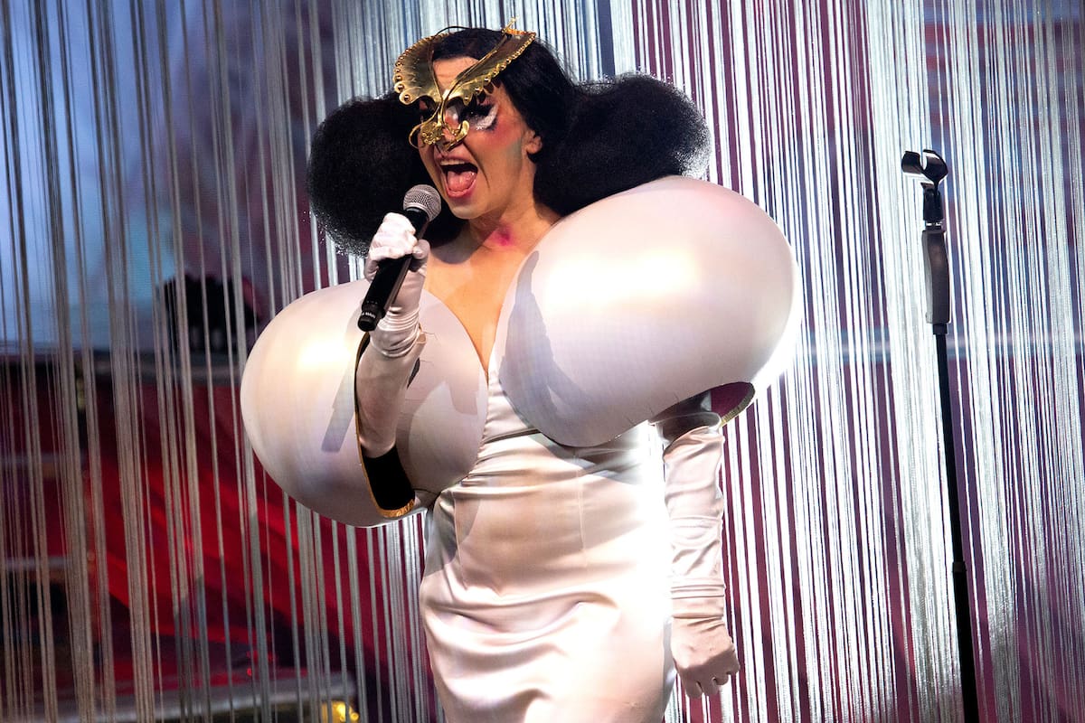 El estreno mundial de la cantante islandesa en el Shed de Nueva York ofrece un espectáculo de imagen y sonido de tecnología de punta