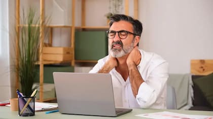El estrés puede ser un factor que contribuya a una mala postura y al dolor de espalda