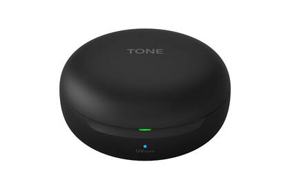 El estuche protector sirve como base de carga y también como sistema de limpieza de los auriculares con luz UVC
