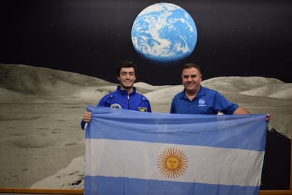 El estudiante mendocino de Mecatrónica Marcos Bruno, en Dakota, Estados Unidos, junto al ingeniero argenino Pablo De León, director del proyecto y quien trabaja en la NASA.