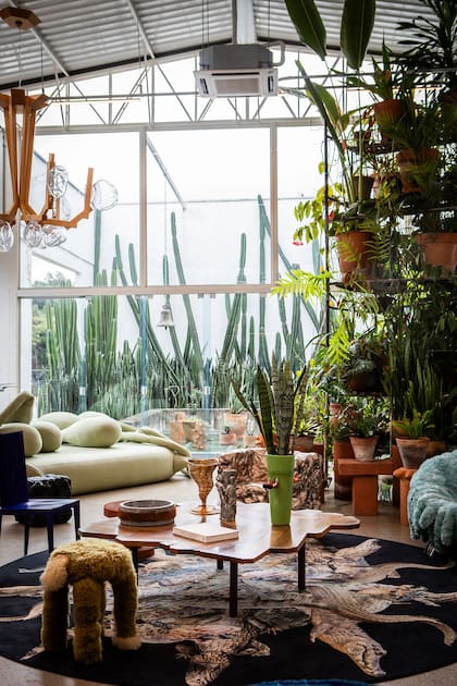 El Estudio Campana ocupa un taller mecánico que se transformó en un laboratorio de luz, vegetación y materiales nobles