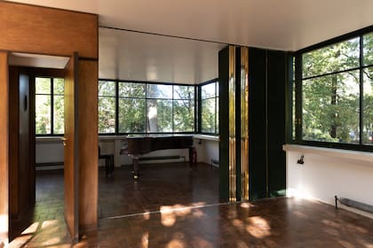 El estudio con el piano de Amancio Williams, completamente restaurado.