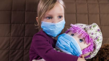 La mayoría de los chicos y los adolescentes que contraen el nuevo coronavirus transitan la infección de manera leve o asintomática, con una baja proporción de casos graves