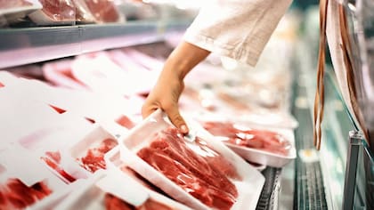 Los resultados sugieren que consumir alrededor de 70 gramos de carne roja al día, lo equivalente a una porción del tamaño de una hamburguesa, podría incrementar este riesgo en un 26% (Archivo)