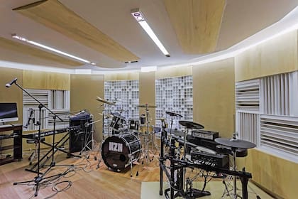 El estudio de Fernando integra elementos de acustización y equipos de última tecnología.