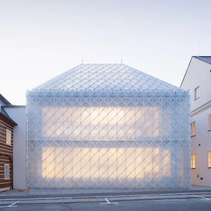 El estudio de Praga Ov-a Architekti construyó una casa con vidrios opacos