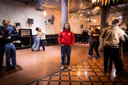 El estudio de radio y streaming al que bautizó Emisora Pirata, espacio que armó solo en el Club Premier