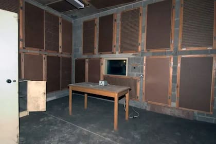 El estudio de transmisión de la BBC para anuncios y comunicaciones con sobrevivientes