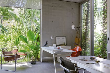 El estudio está equipado en los mismos colores y tonos neutrales que se extienden en el resto de la casa.