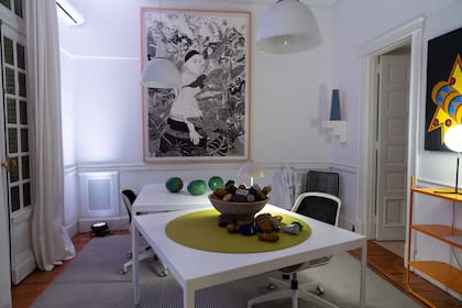 El estudio está ubicado en una casona de Barrio Parque, y se hizo una gran puesta en valor para que funcione como estudio y como galería de arte.