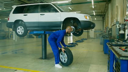 El estudio evaluó hasta 20 áreas críticas, desde defectos estéticos y de software hasta fallos graves en el motor, la transmisión o los sistemas eléctricos (Pexels/ArtemPodrez)