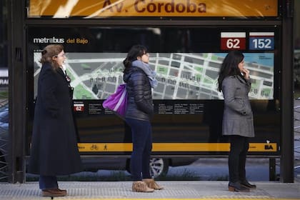 El estudio indica que cada vez son más las personas que trabajan desde sus celulares en los transportes públicos.