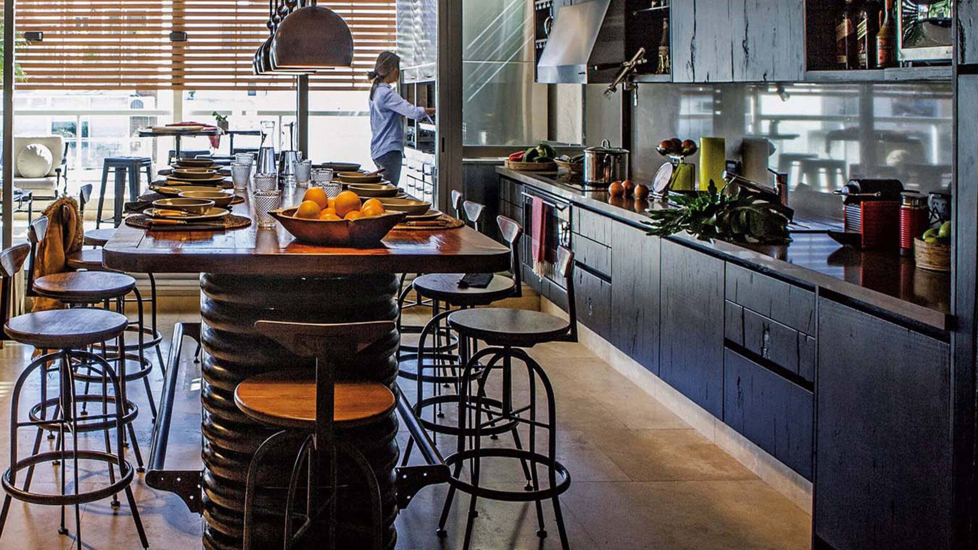 Mucho más que una cocina, este espacio -generoso y sumamente original– tiene estética de bar y espíritu de encuentro.