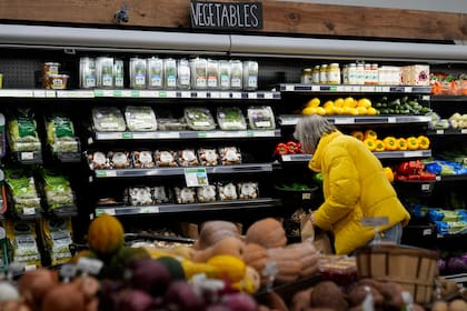 El estudio mostró que la preocupación por el aumento de precios se extiende a distintos grupos de edad (AP foto/Erin Hooley)