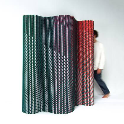 El estudio neerlandés Luis Marie reinventó técnicas tradicionales de plisado para crear un biombo textil que funciona como divisor de ambientes circular y autoportante
(Foto: gentileza Salone del Mobile de Milano)