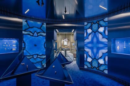 El estudio OMA vistió de azul la pop up de Tiffany & Co para celebrar el 185 aniversario de la marca de joyería.
