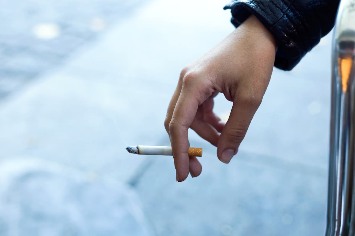 El estudio revela que el consumo de tabaco deja marcas duraderas, afectando la densidad y fortaleza de los huesos (Archivo)