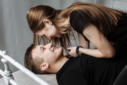 El estudio reveló cómo se sienten las personas con y sin pareja (Foto Pexels)