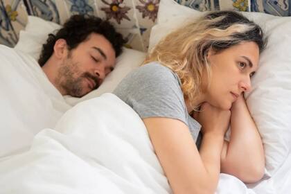 El estudio reveló que el 42% de las parejas duermen dándose la espalda (Foto Pexels)
