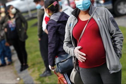 El estudio se realizó entre 2130 embarazadas de 43 hospitales maternoinfantiles en 18 países en todo el mundo y demostró que las mujeres con Covid-19 tienen un 50% más de riesgo de tener complicaciones graves