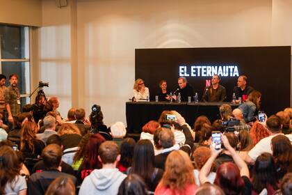 El Eternauta: la charla con Leticia Cristi, productora, Bruno Stagnaro (director, creador y guionista), Martín M. Oesterheld (consultor creativo y nieto del autor de la obra) y Francisco Ramos (vicepresidente de contenido para Latinoamérica) en la Feria del libro