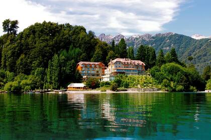 El eterno debate: ¿playa o montaña? A no desesperar, que hay propuestas para todos los gustos.