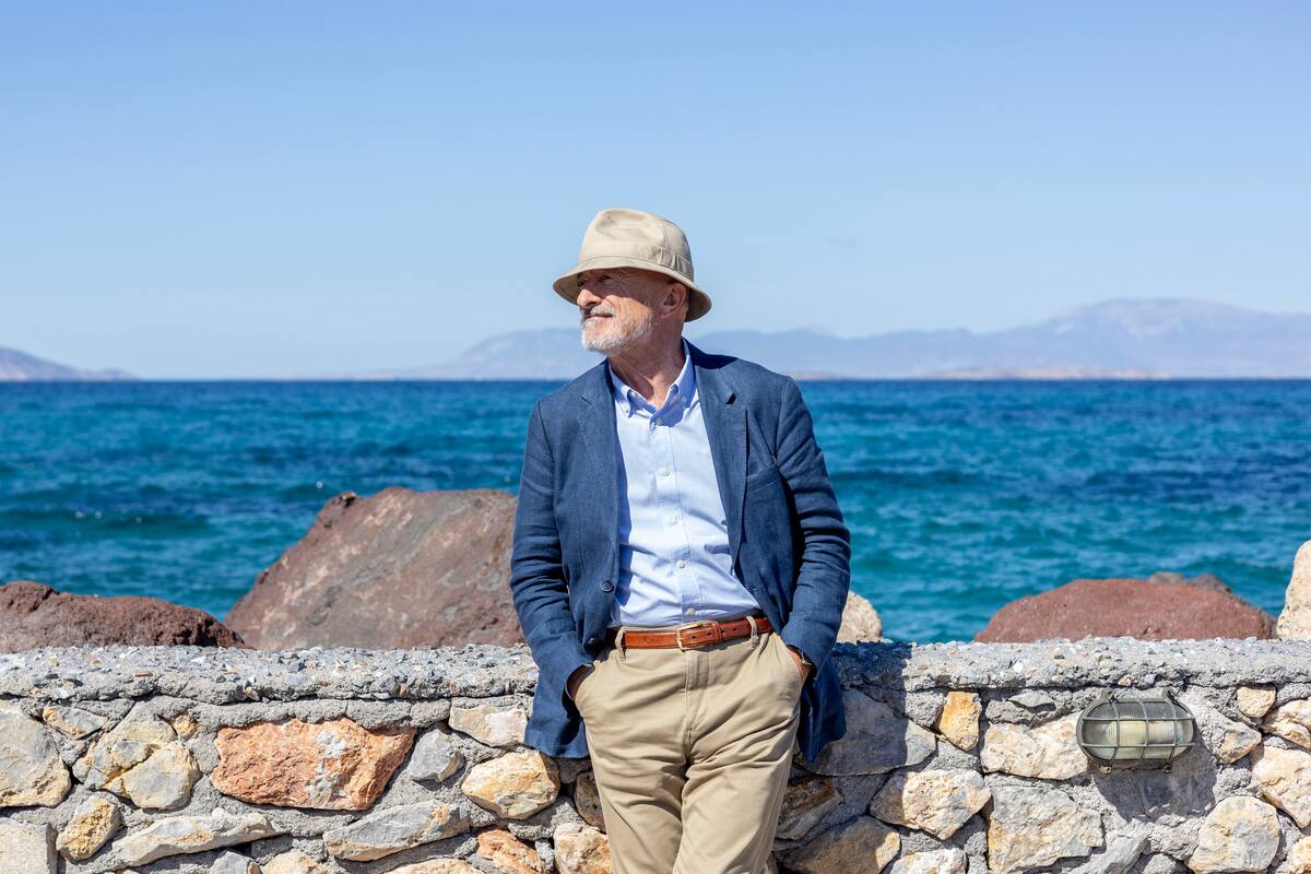 "El eterno Egeo los envuelve, nutre y perpetúa, crudamente azul bajo un cielo sin nubes, moteado por lejanas islas pardas y grises", dice el autor
