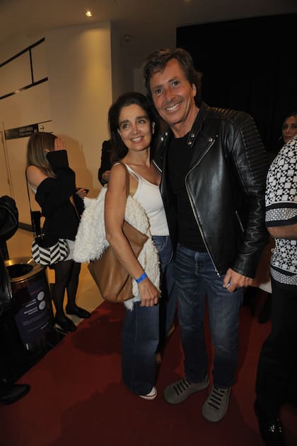 El eterno galán de la televisión no fue solo al cine: junto a él estuvo la modelo y actriz Verónica Varano, con quien comparte la vida desde hace cinco años
