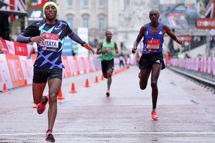 El etíope Shura Kitata supera al keniata Vincent Kipchumba y a su compatriota Sisay Lemma en el apasionante final de la Maratón de Londres