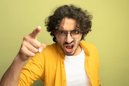 El etiquetado emocional disminuye la actitud defensiva y favorece una respuesta más receptiva