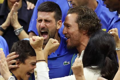 El eufórico abrazo de Novak Djokovic con Matthew McConaughey luego de ganar el US Open