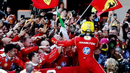 El eufórico festejo de Hamilton con Ferrari por su triunfo en Barcelona-Cataluña