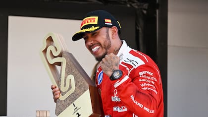 El eufórico festejo de Hamilton con Ferrari por su triunfo en Barcelona-Cataluña